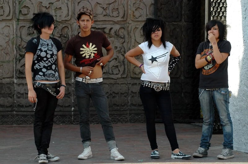 Jóvenes EMO en la Glorieta de Insurgentes