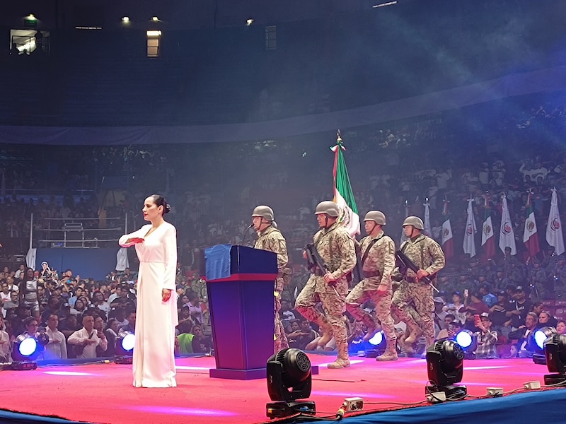 Presidenta de México, Claudia Sheinbaum, acompañada de militares durante un evento público.