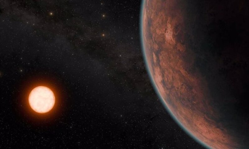 Un planeta rojo orbita una estrella naranja