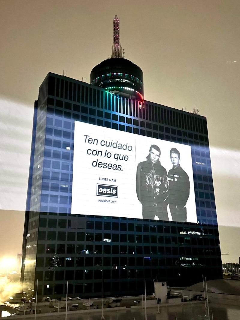 Proyección del concierto de Oasis en el Worl Trade Center de la CDMX