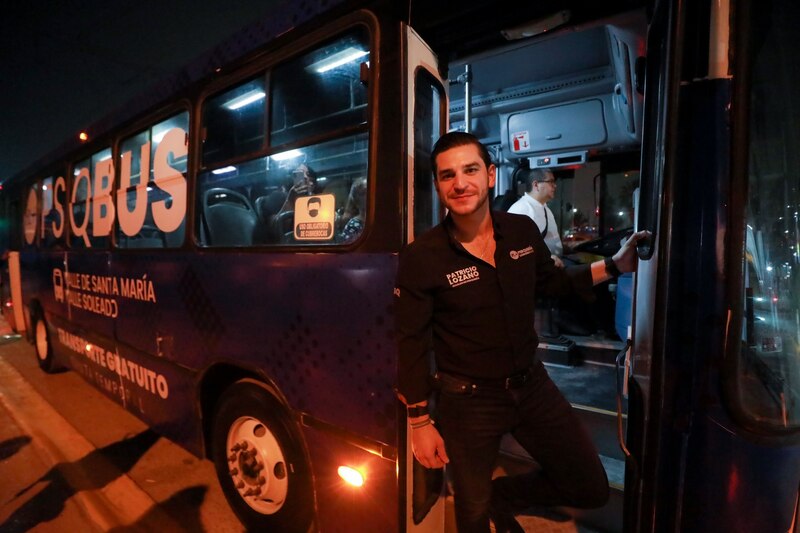 El alcalde de Pesquería, Patricio Lozano, inaugura el nuevo sistema de transporte gratuito en la ciudad.