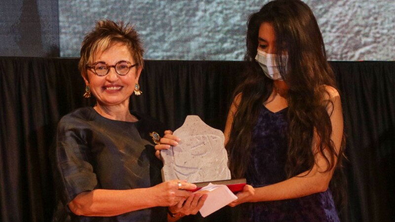 Entrega de premio a la diseñadora Ana Locking
