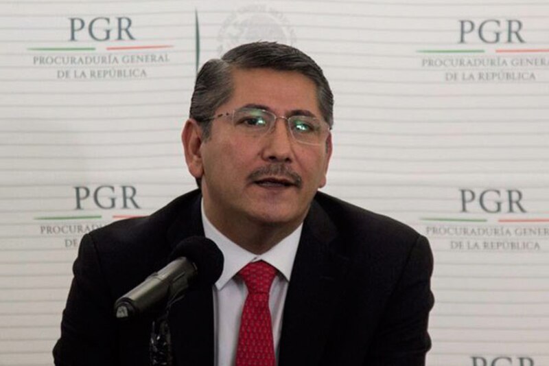 El procurador general de la República, Raúl Cervantes Andrade, habla ante los medios de comunicación.