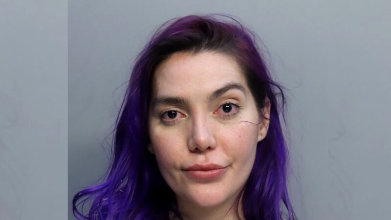Mujer joven con cabello morado