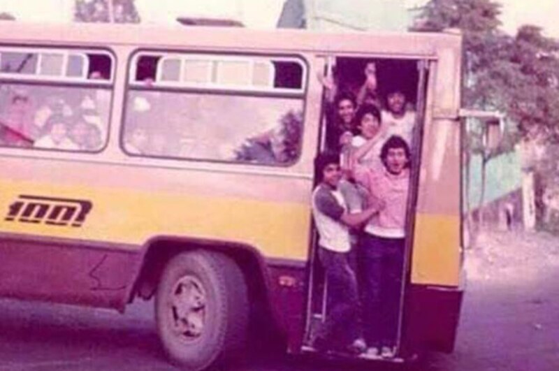 Un grupo de jóvenes viaja en autobús