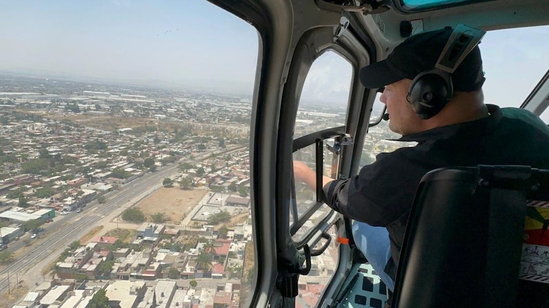 Piloto de helicóptero sobrevolando una ciudad