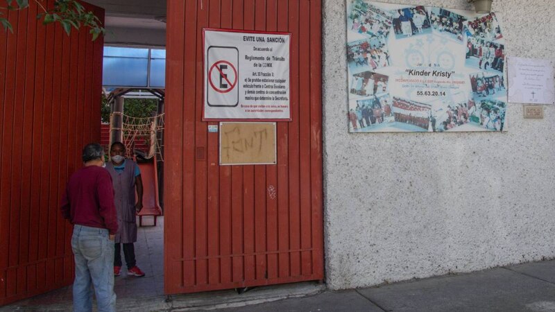 Señal de prohibido estacionarse en la entrada de un colegio