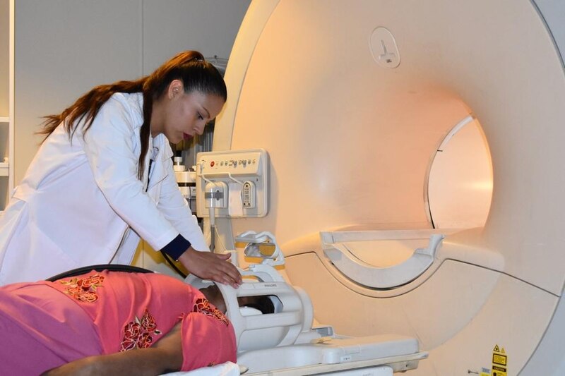 Mujer en una máquina de resonancia magnética
