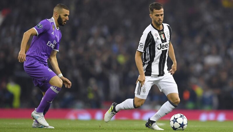 Cristiano Ronaldo y Paulo Dybala en acción durante el partido de fútbol entre el Real Madrid y la Juventus.