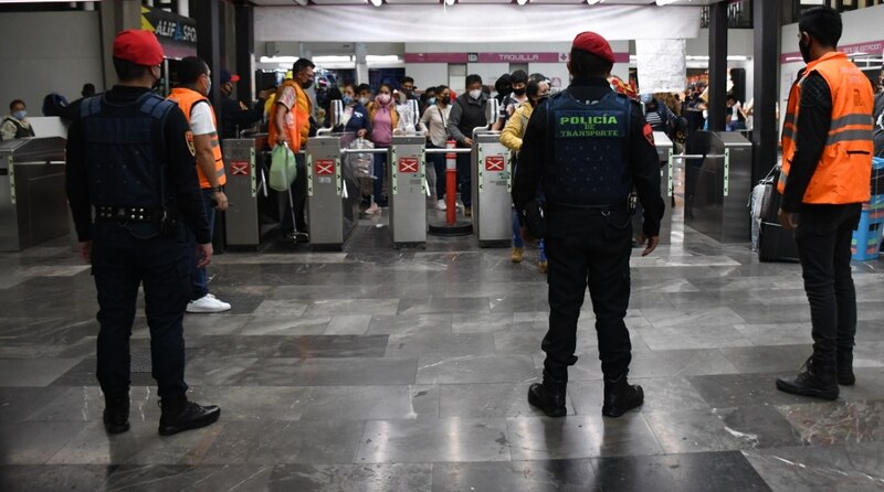 Policías vigilan el acceso al Metro de la Ciudad de México