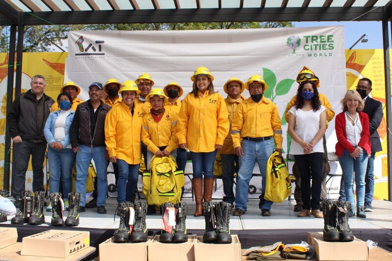 Entrega de equipo de protección a brigadistas voluntarios en Tlalpan