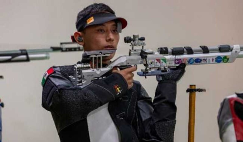 Joven tirador apunta con su rifle de aire comprimido