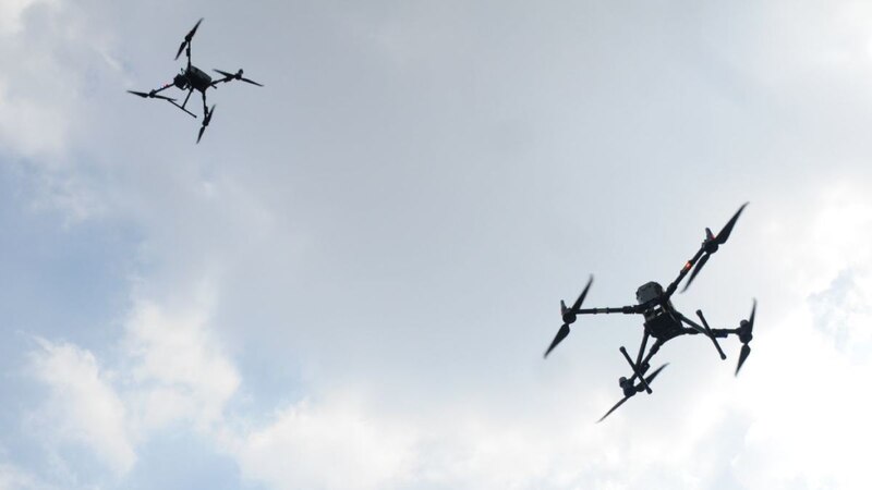 Drones volando en el cielo