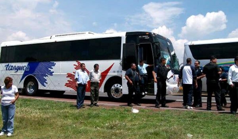 Autobús de pasajeros en la carretera