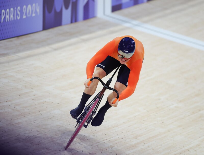 El ciclista holandés Harrie Lavreysen gana la medalla de oro en la velocidad individual masculina en los Juegos Olímpicos de París 2024.