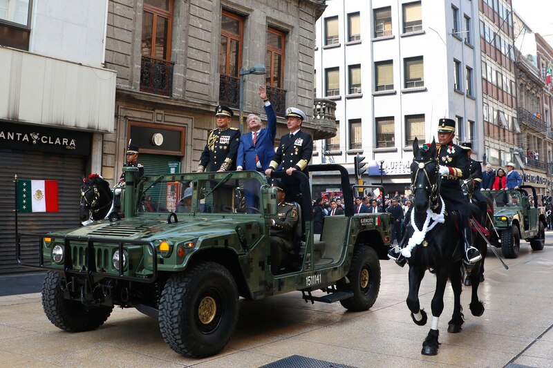 El presidente mexicano, Enrique Peña Nieto, saluda a la multitud durante el desfile militar del Día de la Independencia en la Ciudad de México.