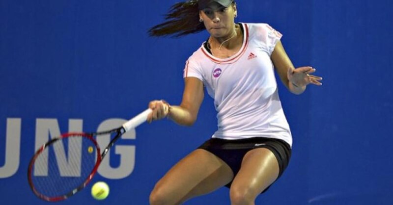 La tenista española Garbiñe Muguruza en acción durante un partido de tenis.