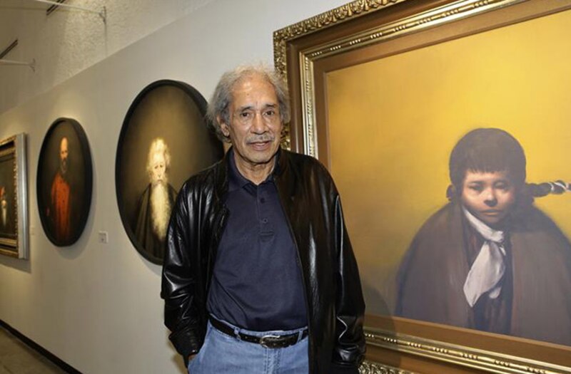 El artista plástico Rodolfo Morales junto a sus obras