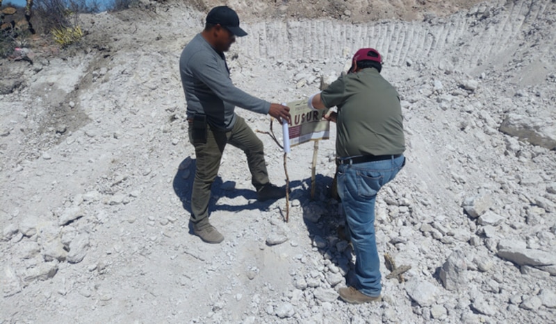 Inspectores de Profepa colocando sello de clausura en predio de Cuencamé, Durango, por extracción ilegal de bentonita que dañó el bosque xerófilo