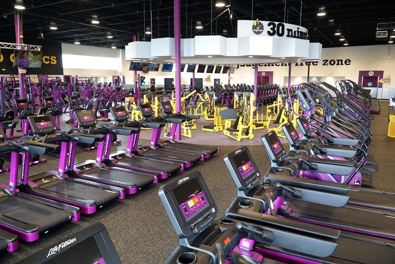Gimnasio con máquinas de ejercicio