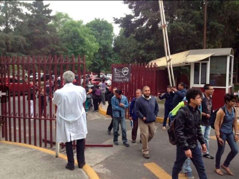 Estudiantes protestan afuera de la escuela