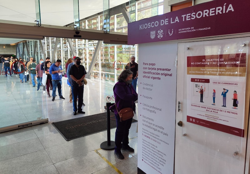 Fila para el pago del Predial CDMX en un kiosco de la tesorería.