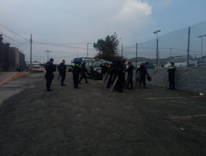 Policías antimotines se enfrentan a manifestantes