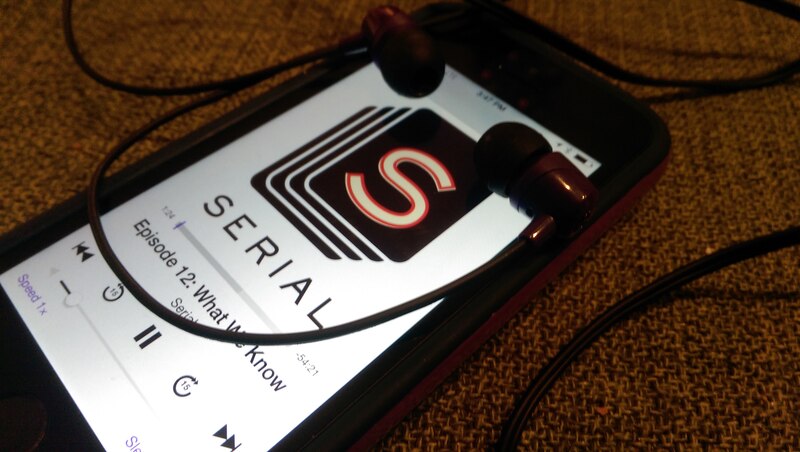 Un teléfono móvil con auriculares conectados y la aplicación de Serial abierta.