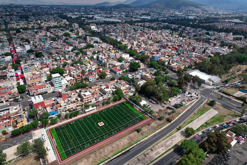 Cancha de fútbol en medio de la ciudad