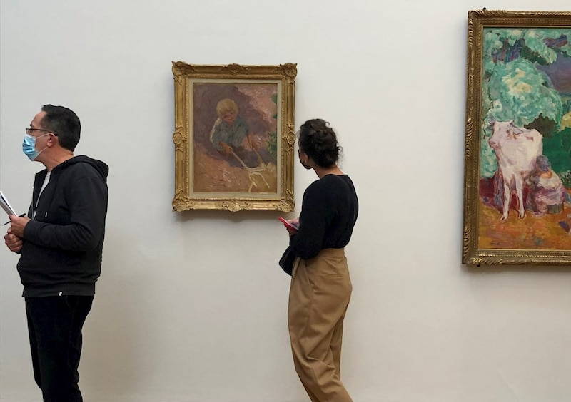Visitantes en un museo