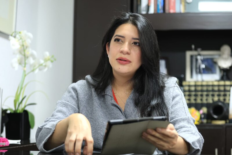 Mujer usando una tablet