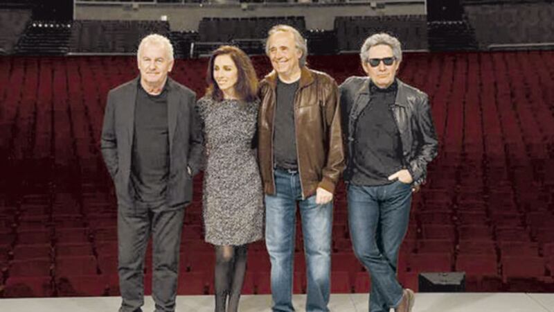 El grupo de rock Genesis en una conferencia de prensa.