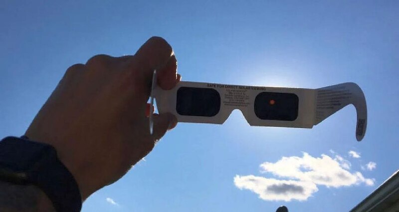 Un eclipse solar parcial visto a través de gafas especiales