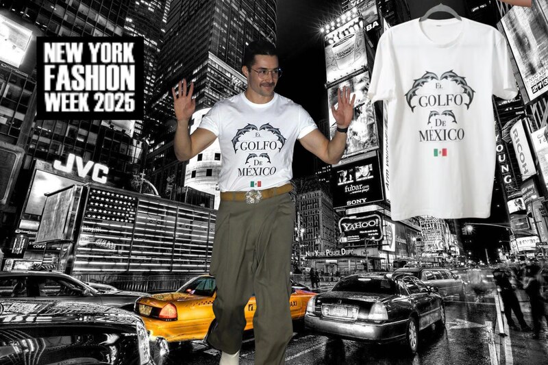 El diseñador Patricio Campillo vistiendo una playera con un mensaje político durante la Semana de la Moda en Nueva York 2025