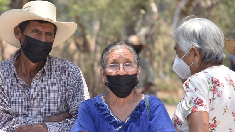 Adultos mayores con mascarillas faciales