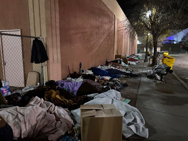 Personas sin hogar duermen en la calle