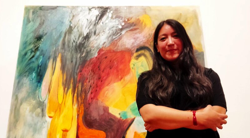 La artista visual mexicana Ana Teresa Fernández posa junto a su obra "Dualidad" en el Museo de Arte Moderno de la Ciudad de México.
