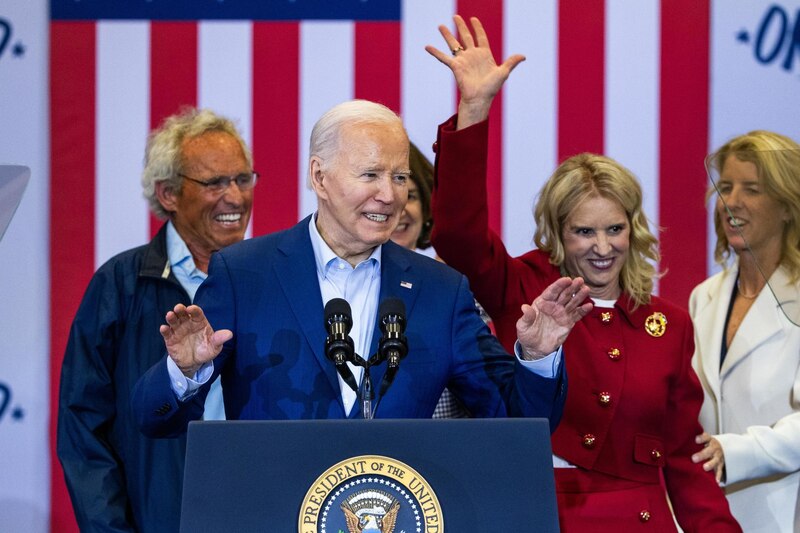 El presidente Biden pronuncia un discurso ante un público entusiasta.