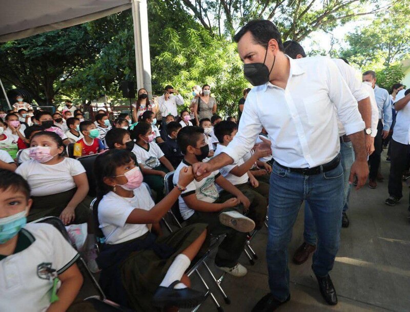 El presidente saluda a los niños de una escuela