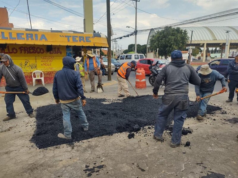 Trabajadores reparando una carretera