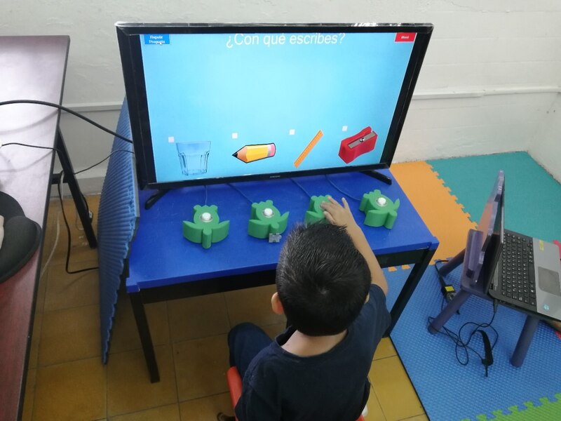 Niño usando tecnología para aprender