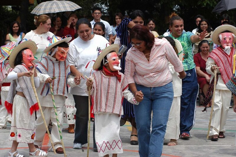 Niños indígenas mexicanos bailando en una ceremonia tradicional