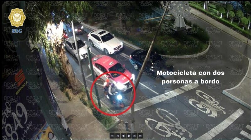 Title: Motocicleta con dos personas a bordo