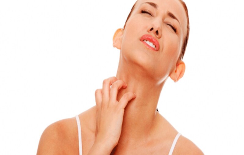 Mujer rascándose el cuello
