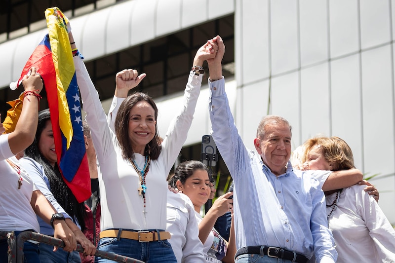 Posible título: Gustavo Petro y Francia Márquez celebran su victoria en las elecciones presidenciales de Colombia