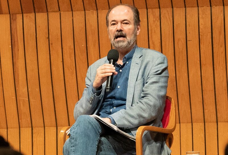 El escritor Salman Rushdie da una conferencia en una universidad