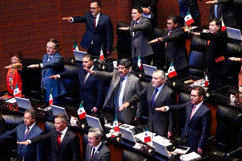 Diputados mexicanos rinden protesta ante el pleno de la Cámara