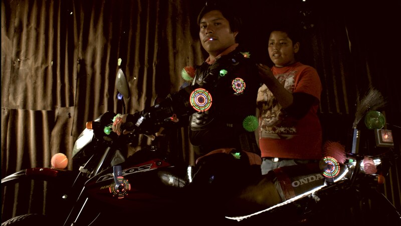 Una motocicleta decorada con luces y adornos.