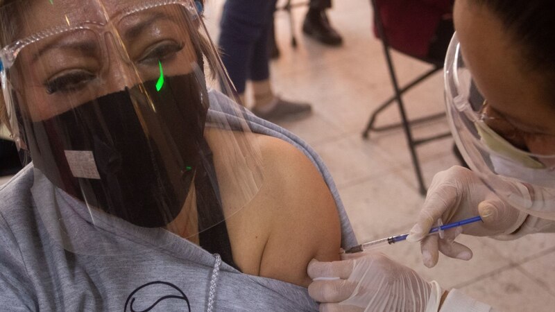 Mujer recibe la vacuna contra el COVID-19
