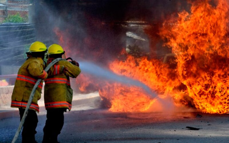 Bomberos apagan incendio en un coche
